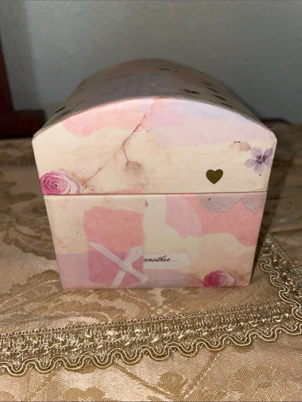 Vintage Tri-Coastal Designs, Inc.  botanical+ hearts Dome Keepsakes box. 5x4”